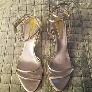 Kenneth Cole Strappy Silver Sandals. Sz 9.5.